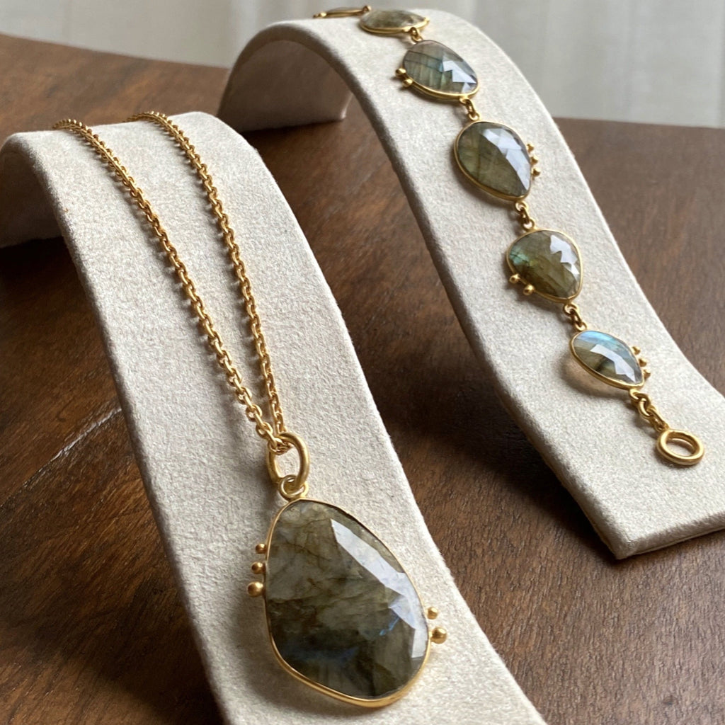 AMAZONIA ORGANICA LABRADORITE PENDANT